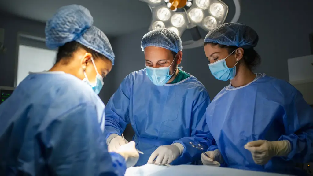 Perfeita Plástica - Médicos na sala de cirurgia